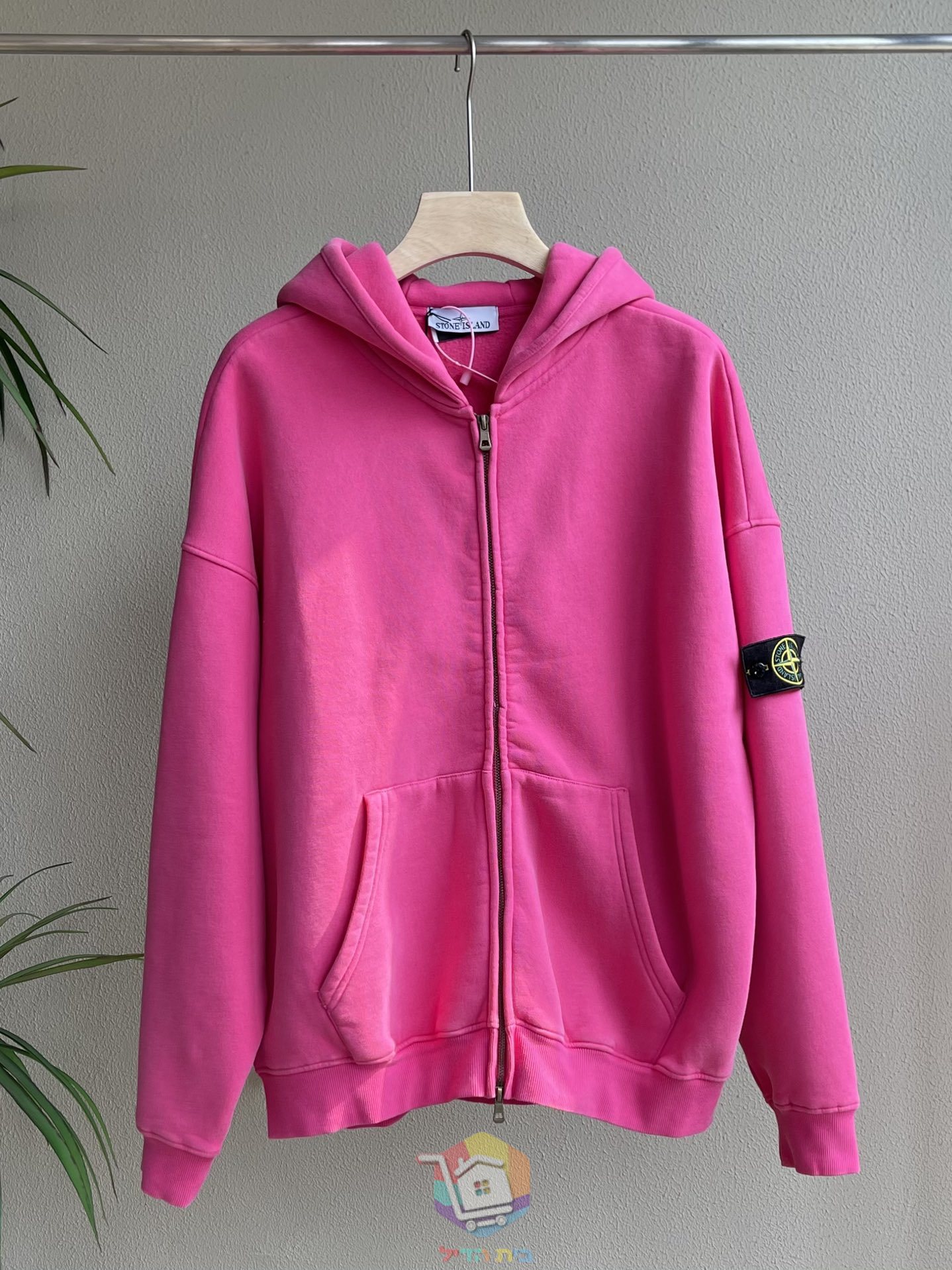 Stone Island Kapuzenjacke in Washed-Optik mit Logo-Badge am Ärmel, fünf Farben