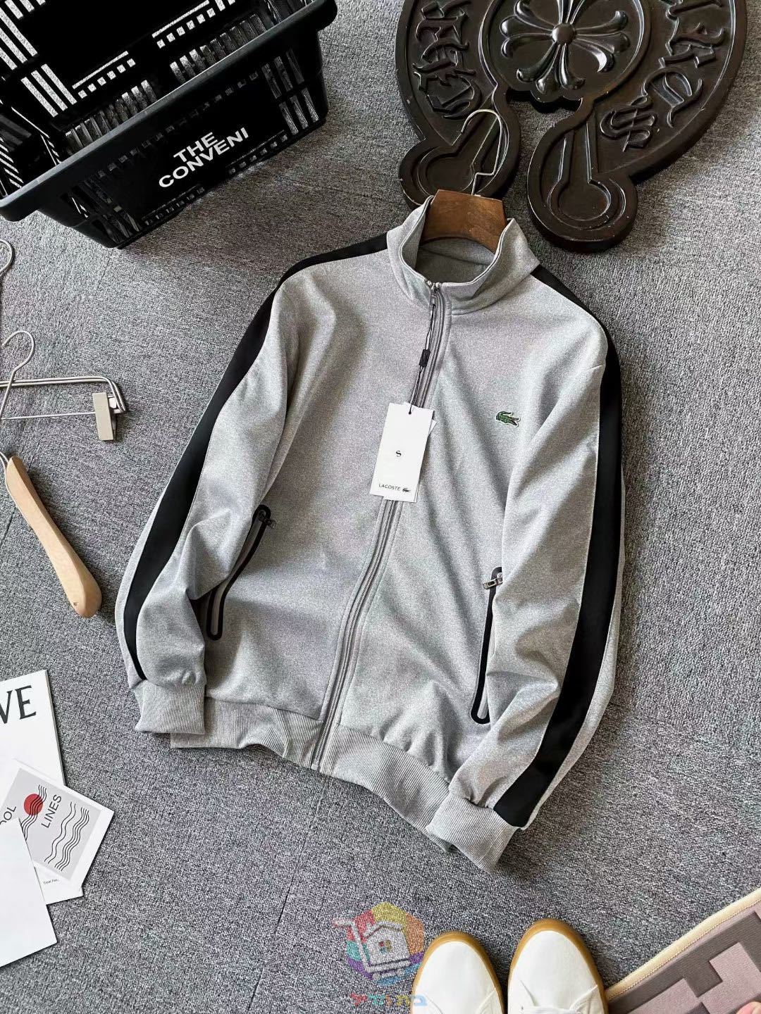 Fato de treino Lacoste, casaco com fecho e calças com riscas laterais, cinzento, vermelho ou preto