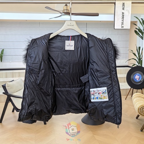 מעיל פוך קצר Moncler Boed עם חגורה וקפוצ'ון בשוליים פרוותיים, לבן או שחור, תמונה 2