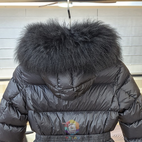 מעיל פוך קצר Moncler Boed עם חגורה וקפוצ'ון בשוליים פרוותיים, לבן או שחור, תמונה 3