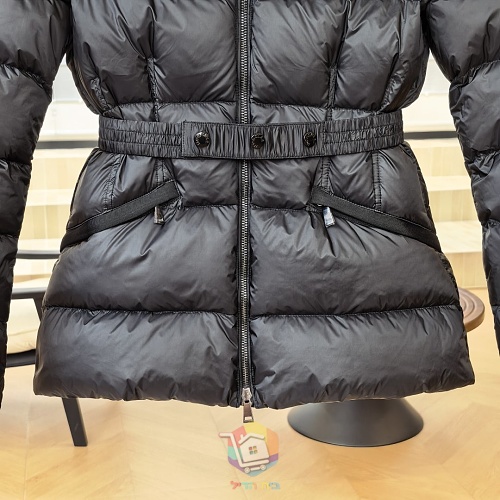 מעיל פוך קצר Moncler Boed עם חגורה וקפוצ'ון בשוליים פרוותיים, לבן או שחור, תמונה 4