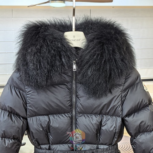 מעיל פוך קצר Moncler Boed עם חגורה וקפוצ'ון בשוליים פרוותיים, לבן או שחור, תמונה 5
