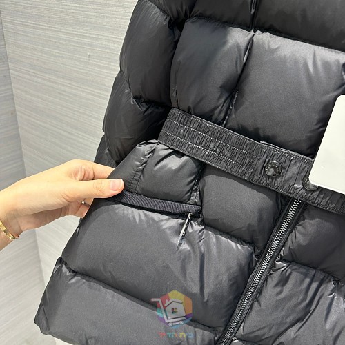 מעיל פוך קצר Moncler Boed עם חגורה וקפוצ'ון בשוליים פרוותיים, לבן או שחור, תמונה 12