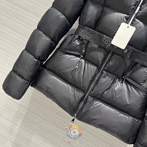 מעיל פוך קצר Moncler Boed עם חגורה וקפוצ'ון בשוליים פרוותיים, לבן או שחור, תמונה 13