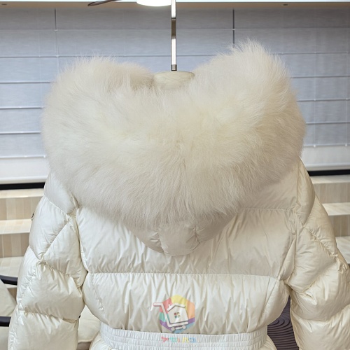 מעיל פוך קצר Moncler Boed עם חגורה וקפוצ'ון בשוליים פרוותיים, לבן או שחור, תמונה 15