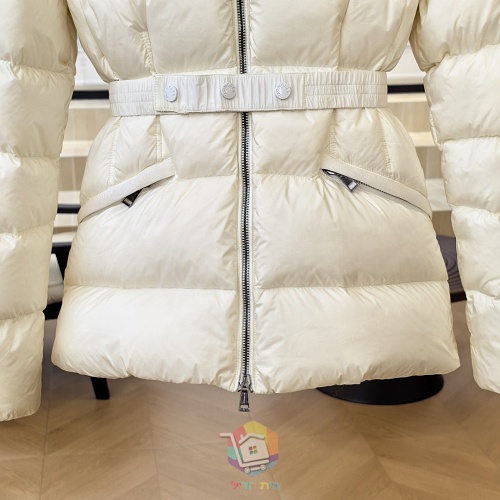 מעיל פוך קצר Moncler Boed עם חגורה וקפוצ'ון בשוליים פרוותיים, לבן או שחור, תמונה 16