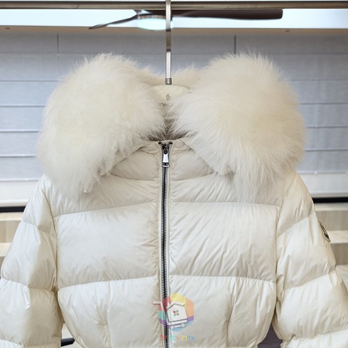 מעיל פוך קצר Moncler Boed עם חגורה וקפוצ'ון בשוליים פרוותיים, לבן או שחור, תמונה 17