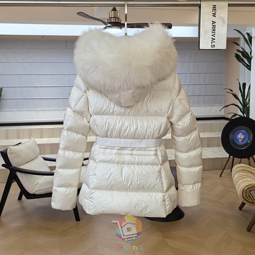 מעיל פוך קצר Moncler Boed עם חגורה וקפוצ'ון בשוליים פרוותיים, לבן או שחור, תמונה 19