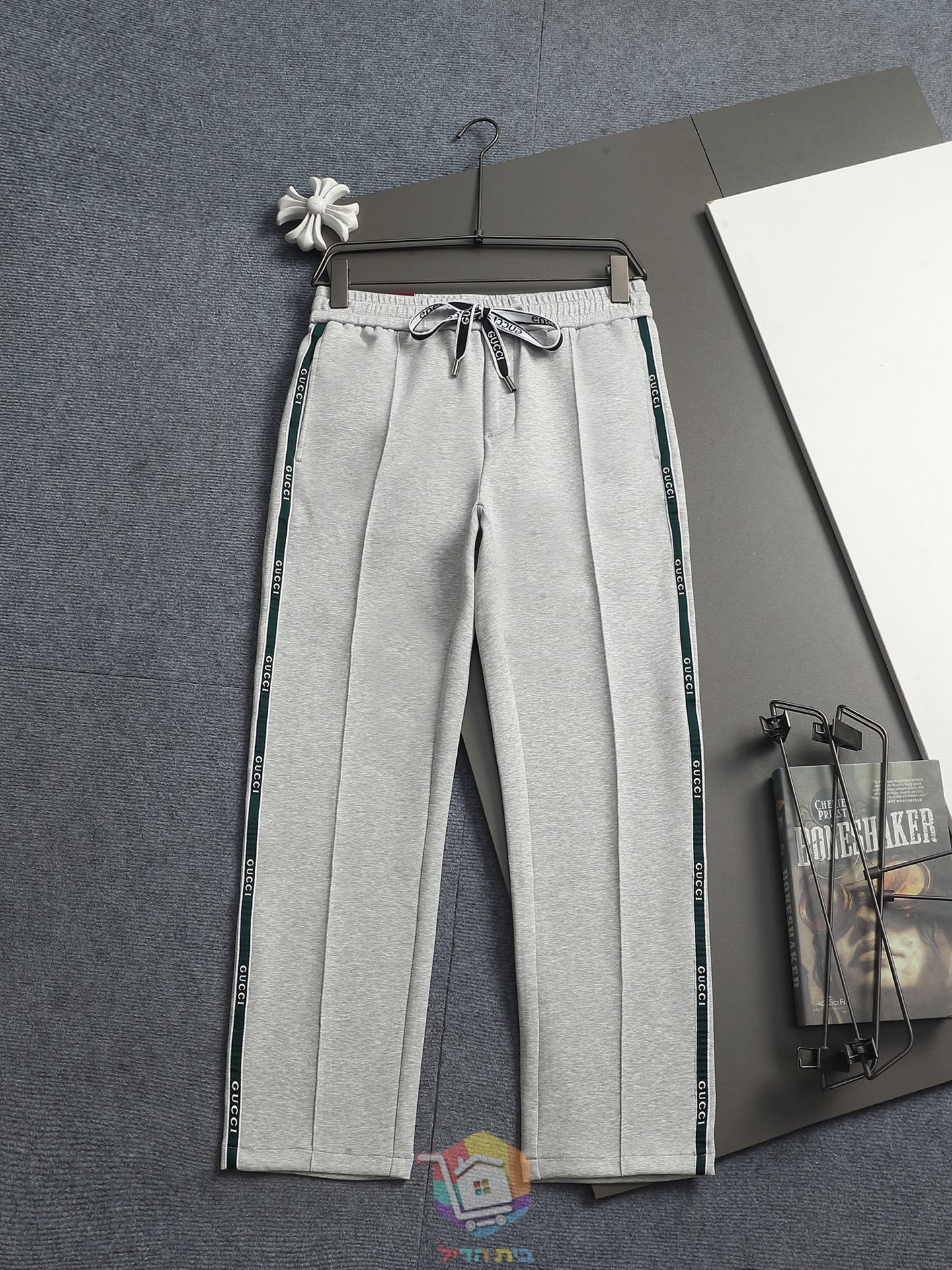 Gucci Jogginghose mit seitlichem Logo-Streifen, Grau oder Schwarz