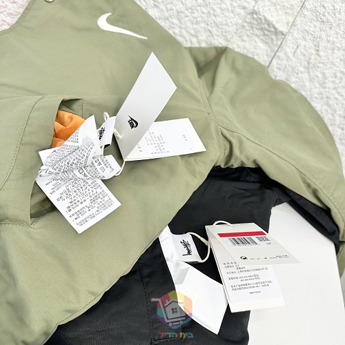 ז'קט Nike x Stüssy Reversible Varsity דו-צדדי, שחור ושמנת או ירוק זית וכתום, תמונה 2
