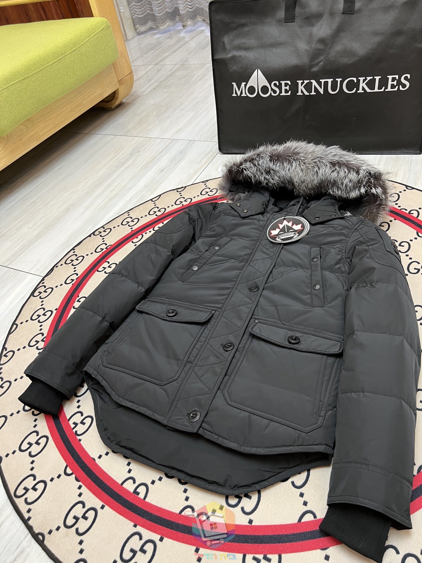 Parka Moose Knuckles com capuz debruado a pelo, preto ou cinzento-claro