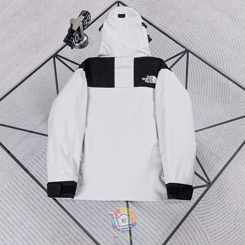 מעיל The North Face 1990 Mountain Jacket GTX, אפור בהיר ושחור או ירוק זית ושחור, תמונה 31