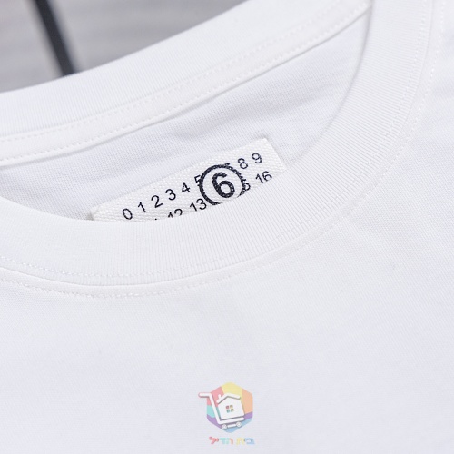 חולצת שרוול ארוך MM6 Maison Margiela עם הדפס מספרים ונחש אדום, לבנה או שחורה, תמונה 19