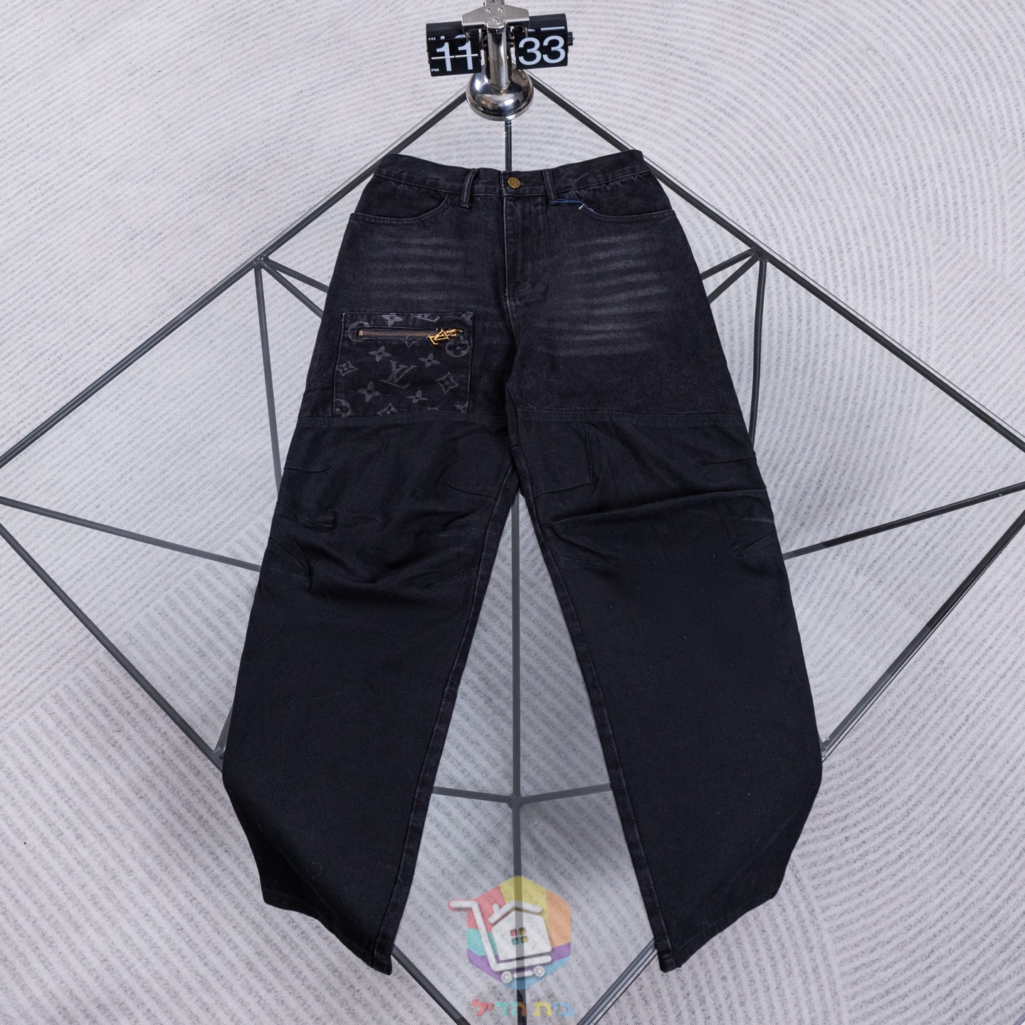 Louis Vuitton Jeans in verwaschenem Schwarz mit Monogramm-Tasche