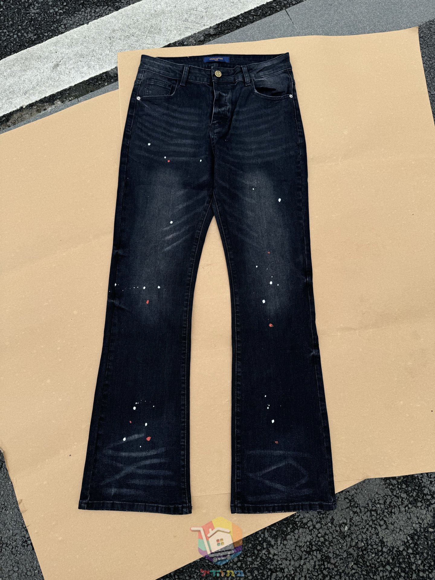 Calças de ganga Louis Vuitton à boca de sino com salpicos de tinta, preto desbotado ou azul-claro