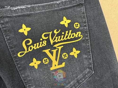 ג'ינס Louis Vuitton בגזרה מתרחבת עם נקודות צבע, שחור דהוי או כחול בהיר, תמונה 11