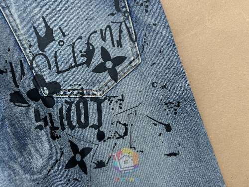 ג'ינס Louis Vuitton בגזרה מתרחבת עם נקודות צבע, שחור דהוי או כחול בהיר, תמונה 13