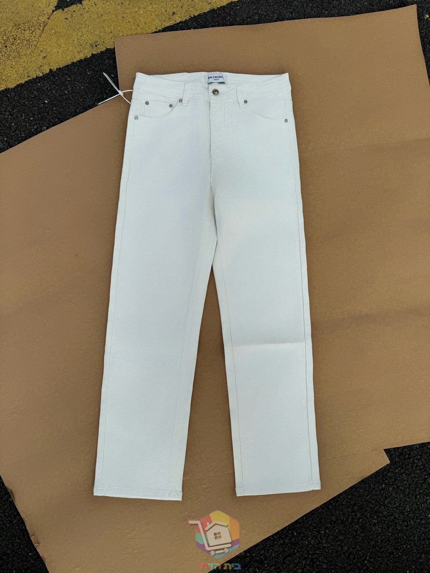 Balenciaga Jeans in Weiß mit geradem Bein und roten Logo-Prints hinten