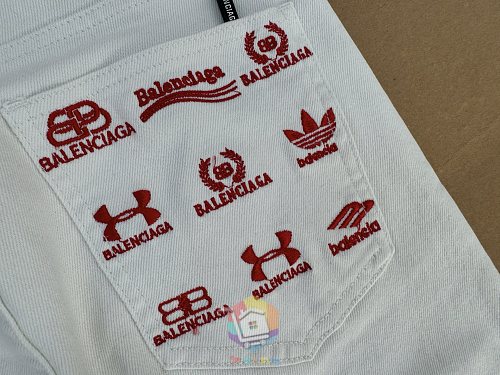 ג'ינס Balenciaga לבן בגזרה ישרה עם הדפסי לוגו אדומים מאחור, תמונה 3