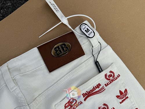 ג'ינס Balenciaga לבן בגזרה ישרה עם הדפסי לוגו אדומים מאחור, תמונה 4