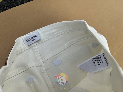 ג'ינס Balenciaga לבן בגזרה ישרה עם הדפסי לוגו אדומים מאחור, תמונה 5