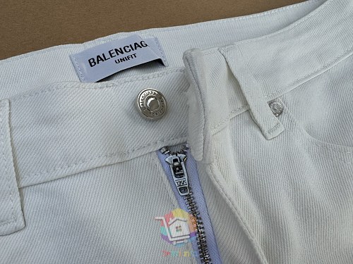 ג'ינס Balenciaga לבן בגזרה ישרה עם הדפסי לוגו אדומים מאחור, תמונה 6