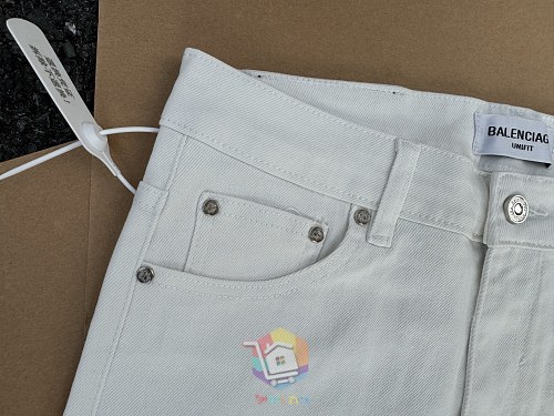 ג'ינס Balenciaga לבן בגזרה ישרה עם הדפסי לוגו אדומים מאחור, תמונה 7