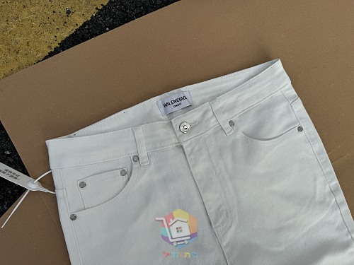ג'ינס Balenciaga לבן בגזרה ישרה עם הדפסי לוגו אדומים מאחור, תמונה 8
