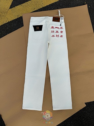 ג'ינס Balenciaga לבן בגזרה ישרה עם הדפסי לוגו אדומים מאחור, תמונה 9