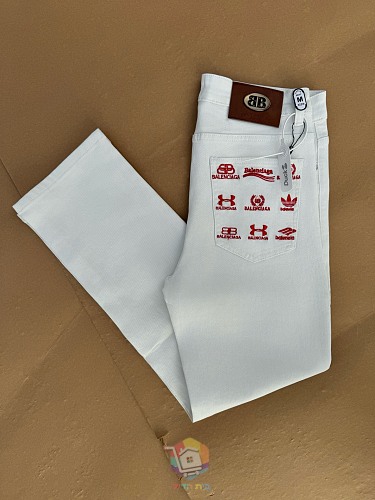 ג'ינס Balenciaga לבן בגזרה ישרה עם הדפסי לוגו אדומים מאחור, תמונה 11