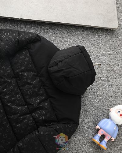 מעיל פוך Louis Vuitton עם קפוצ'ון ומונוגרם בגוון על גוון, שחור, תמונה 10