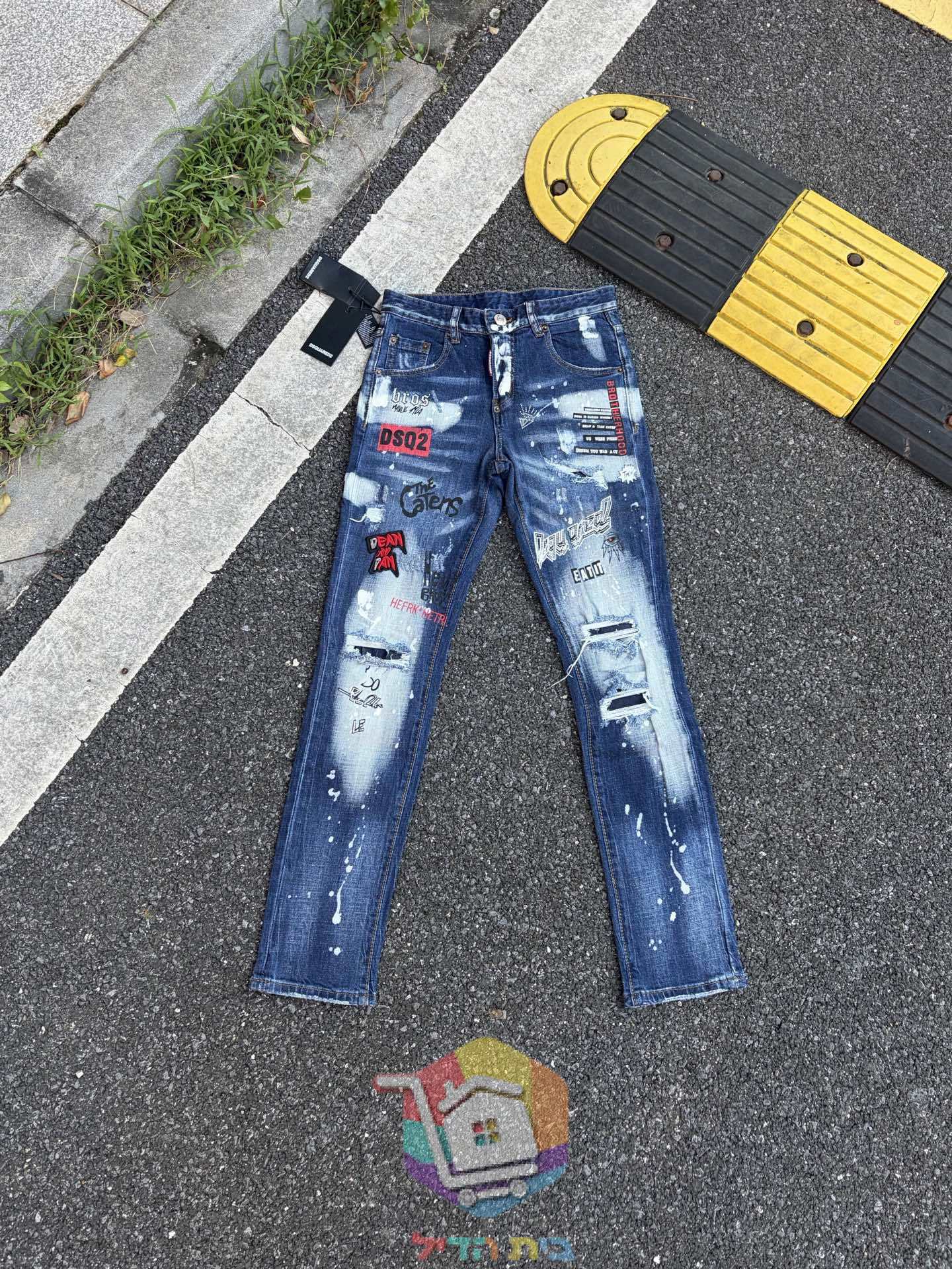 DSQUARED2 Jeans in zwei Varianten, mit Rissen und Prints