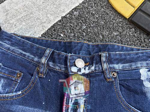 DSQUARED2 Jeans in zwei Varianten, mit Rissen und Prints 21