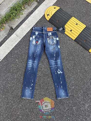 DSQUARED2 Jeans in zwei Varianten, mit Rissen und Prints 29