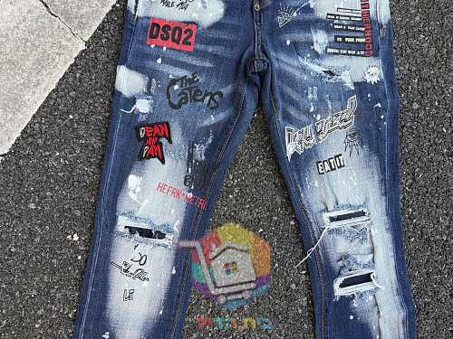 DSQUARED2 Jeans in zwei Varianten, mit Rissen und Prints 33