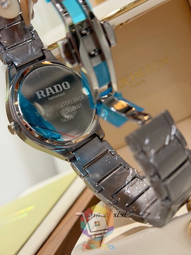 שעון Rado בחוגה משובצת בשישה גוונים 11