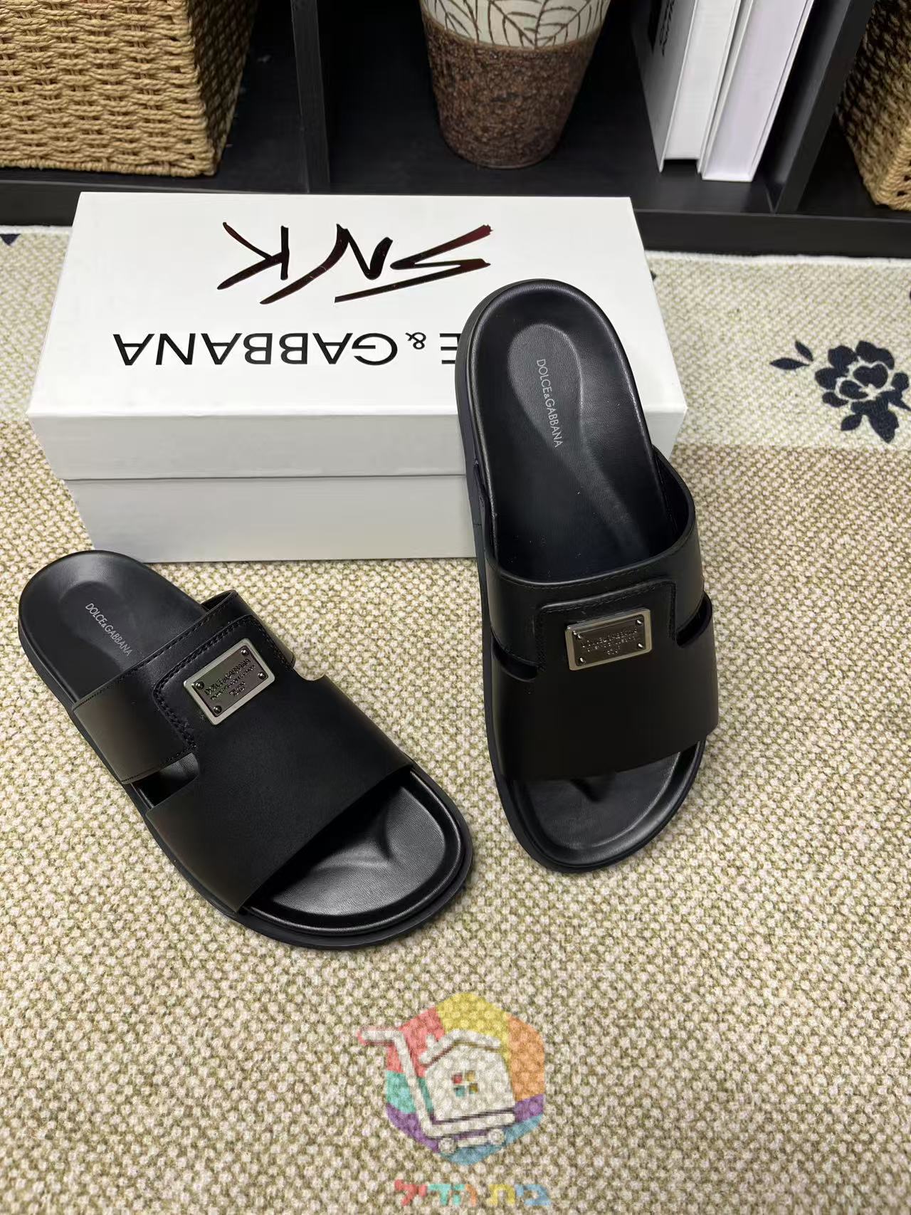 Pantoletten Dolce & Gabbana in Schwarz mit Metallplakette