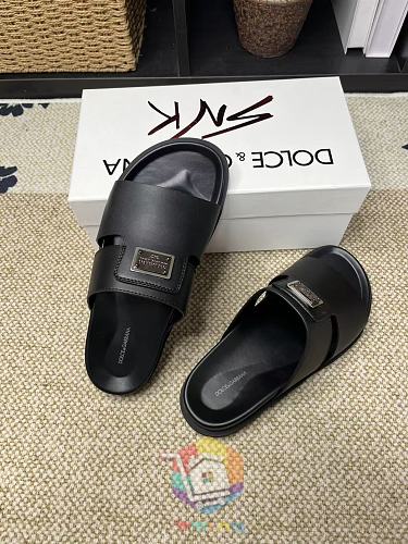 Pantoletten Dolce & Gabbana in Schwarz mit Metallplakette 4