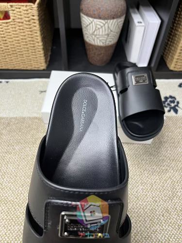 Pantoletten Dolce & Gabbana in Schwarz mit Metallplakette 5
