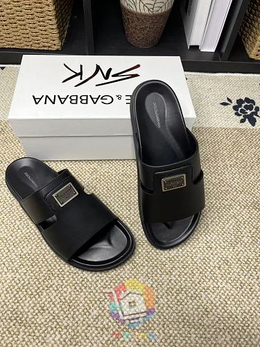 Pantoletten Dolce & Gabbana in Schwarz mit Metallplakette