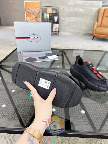 Prada Cloudbust Thunder in Schwarz und Rot 2
