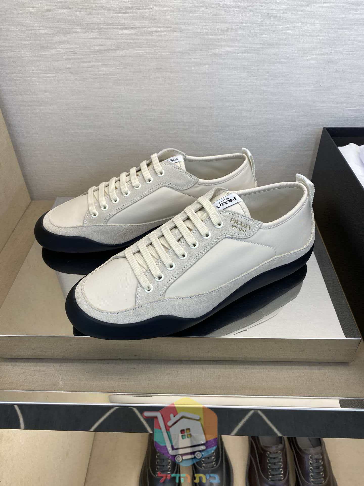Sneaker Prada in Creme und Schwarz