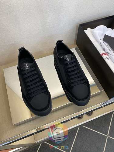 Sneaker Prada in Creme und Schwarz 18