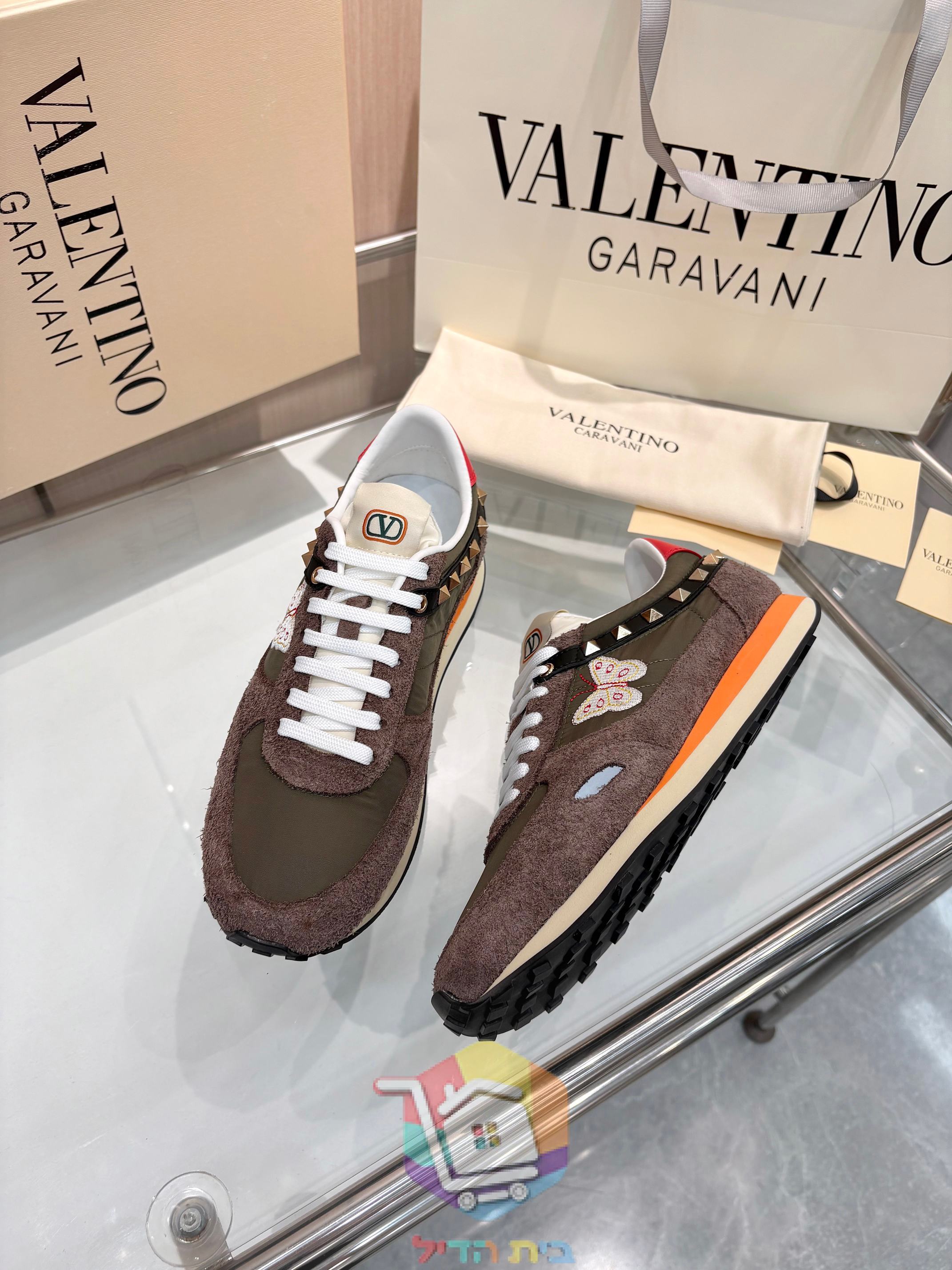 נעלי Valentino Garavani Stud Up בשבעה גוונים
