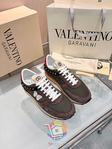 נעלי Valentino Garavani Stud Up בשבעה גוונים 3