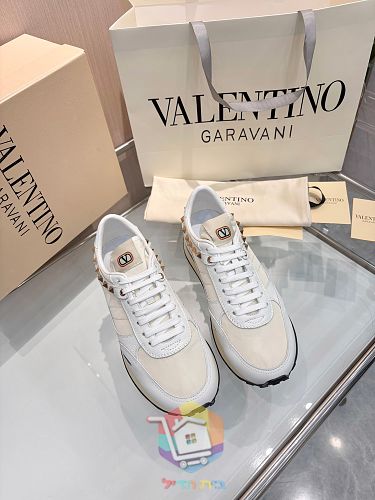 נעלי Valentino Garavani Stud Up בשבעה גוונים 24