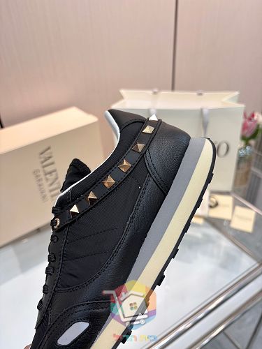 נעלי Valentino Garavani Stud Up בשבעה גוונים 43