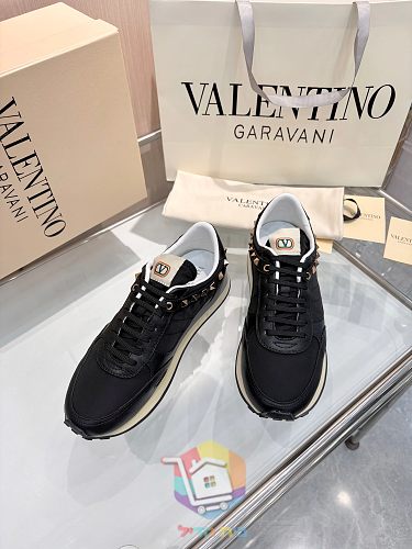 נעלי Valentino Garavani Stud Up בשבעה גוונים 47