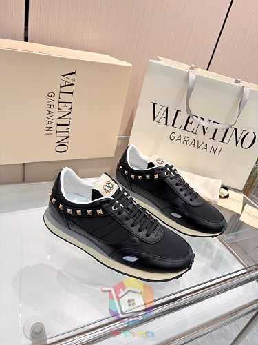 נעלי Valentino Garavani Stud Up בשבעה גוונים 48