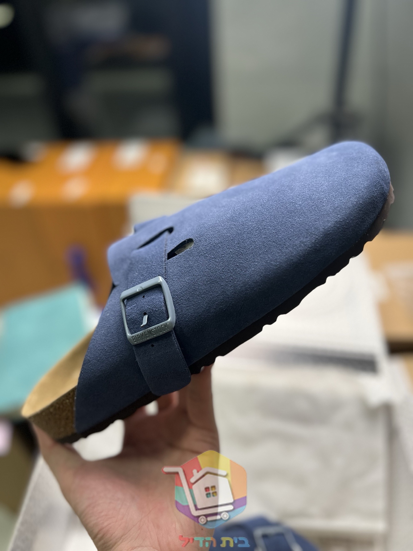 כפכפי Birkenstock Boston מזמש בתשעה גוונים